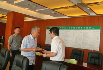 老哥俱乐部控股党委慰问难题党员活动